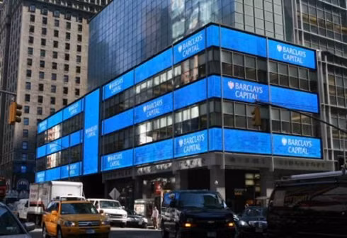 Ngân hàng Barclays, Năm 2009, Qatar Holding - một nhánh của QIA - đã bán ra 35 triệu cổ phiếu của Barclays, giảm tỷ lệ nắm giữ từ hơn 6% xuống còn 5,8%. Tuy nhiên, QIA vẫn là cổ đông lớn nhất ở ngân hàng này. Gần đây, Qatar còn đầu tư 250 triệu USD vào quỹ tài nguyên thiên nhiên của Barclays.