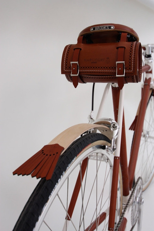 Phần túi đặt dưới yên xe có thể tháo rời và sử dụng hai khóa Conway truyền thống làm từ bạc. Phần túi đặt dưới yên xe có thể tháo rời và sử dụng hai khóa Conway truyền thống làm từ bạc.