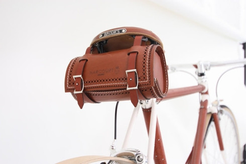 Chiếc xe này được lắp ráp bởi tay đua tự do nổi tiếng Chris Delia. Theo dự kiến, Brogue sẽ được đem trưng bày tại showroom Hatton Garden của Nicholas James với giá bán 25.000 bảng Anh (38.800 USD). Chiếc xe này được lắp ráp bởi tay đua tự do nổi tiếng Chris Delia. Theo dự kiến, Brogue sẽ được đem trưng bày tại showroom Hatton Garden của Nicholas James với giá bán 25.000 bảng Anh (38.800 USD).