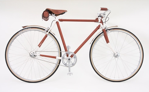 Brogue sử dụng khung Triumph 531 của những năm 70 với ghi đông và yên bọc da. Brogue sử dụng khung Triumph 531 của những năm 70 với ghi đông và yên bọc da.