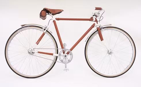 Brogue sử dụng khung Triumph 531 của những năm 70 với ghi đông và yên bọc da.