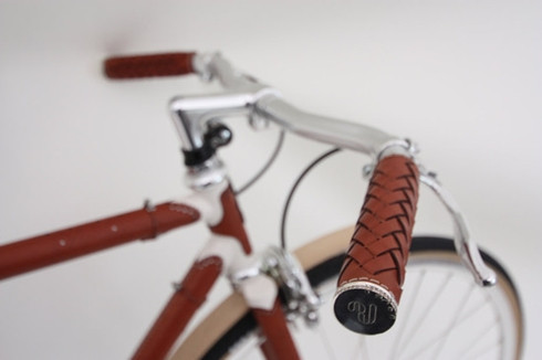 Nhà thiết kế Simon Harcourt cho biết ông đã phải sử dụng da Ed Tanner Saddle dày 1mm của Italy để bọc lên gần như toàn bộ chiếc Brogue này. Nhà thiết kế Simon Harcourt cho biết ông đã phải sử dụng da Ed Tanner Saddle dày 1mm của Italy để bọc lên gần như toàn bộ chiếc Brogue này.