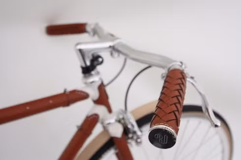 Nhà thiết kế Simon Harcourt cho biết ông đã phải sử dụng da Ed Tanner Saddle dày 1mm của Italy để bọc lên gần như toàn bộ chiếc Brogue này.