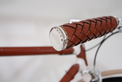 Điều đặc biệt là phần ghi đông được làm từ bạc và đính thêm kim cương màu chocolate cho phù hợp với màu da của chiếc xe. Điều đặc biệt là phần ghi đông được làm từ bạc và đính thêm kim cương màu chocolate cho phù hợp với màu da của chiếc xe.