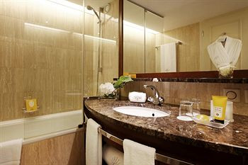 Phòng tắm đầy đủ tiện nghi, có bồn tắm thủy lực, dịch vụ spa trọn gói và cả áo choàng tắm hàng hiệu Phòng tắm đầy đủ tiện nghi, có bồn tắm thủy lực, dịch vụ spa trọn gói và cả áo choàng tắm hàng hiệu