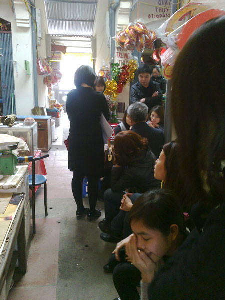 Đầu năm, nhu cầu xem tử vi, đoán vận hạn trong năm của người dân Hà Nội rất lớn, đây là thời điểm kiếm bộn tiền của những người hoạt động dịch vụ này. Đầu năm, nhu cầu xem tử vi, đoán vận hạn trong năm của người dân Hà Nội rất lớn, đây là thời điểm kiếm bộn tiền của những người hoạt động dịch vụ này.