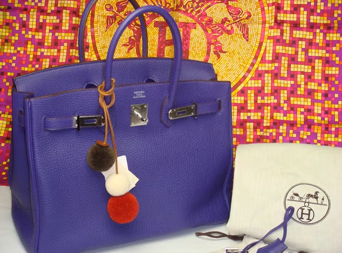 Những chiếc túi xách Birkin đã giúp Hermès vượt qua thời kỳ đen tối của cuộc khủng hoảng kinh tế với một nửa doanh thu năm 2010 (khoảng 3,2 tỷ USD) đến từ các sản phẩm làm từ da. Những chiếc túi xách Birkin đã giúp Hermès vượt qua thời kỳ đen tối của cuộc khủng hoảng kinh tế với một nửa doanh thu năm 2010 (khoảng 3,2 tỷ USD) đến từ các sản phẩm làm từ da.