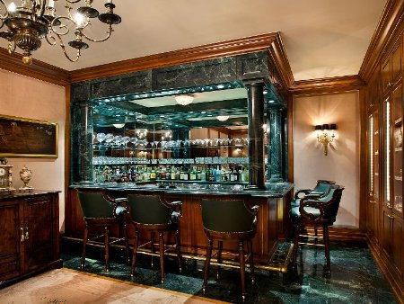 Hầm rượu có nhiều rượu quý