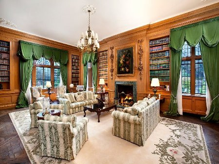 Phòng thư viện với nhiều tài liệu lưu trữ quý giá