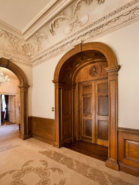 Cửa ra vào các phòng đều được ốp gỗ với diện tích lớn