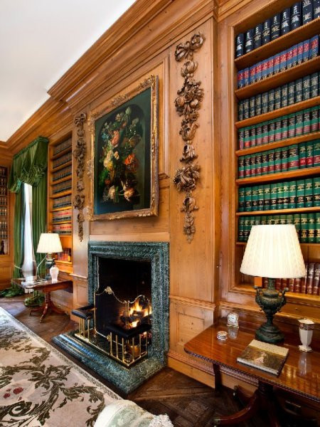 Nghệ thuật chạm khắc gỗ vô cùng tinh tế trên tường