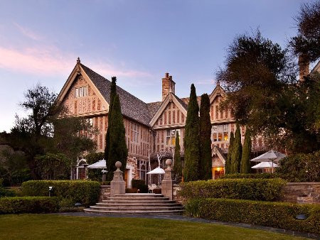 Nhìn từ xa, khu biệt thự như một lâu đài xa hoa, tráng lệ