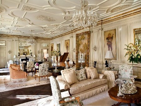 Phòng ăn sang trọng, phía dưới có cả một hầm rượu