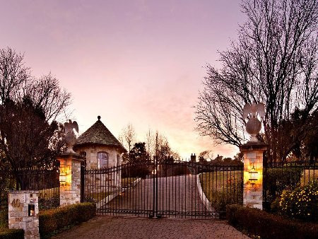 Với vẻ đẹp sang trọng và lộng lẫy, Costwold Tulor đã từng là nơi tổ chức các buổi dạ tiệc xa hoa cho các nguyên thủ quốc gia và những người nổi tiếng. Các tổng thống Mỹ như Ronald Reagan, Richard Nixon và George H.W. Bush cũng đã chủ trì các bữa dạ tiệc cấp quốc gia ở nơi đây. Ngoài ra, khu biệt thự này cũng được đăng ký để trở thành một trong 13 di sản lịch sử của nước Mỹ