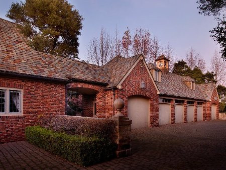 Toàn bộ khu biệt thự rộng gồm có 12 phòng ngủ và 12 nhà vệ sinh Hiện nay, khu biệt thự này đang được rao bán với mức giá 29 triệu USD.