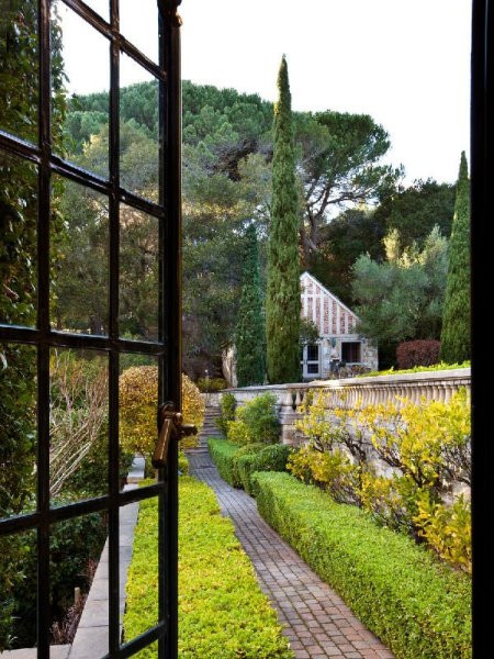 Vườn hoa trong khuôn viên