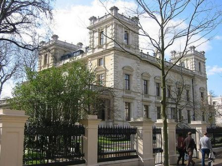 1. Kensington Palace Gardens được xem là “khu phố vàng” của nước Anh, giá của nó cũng cao gấp gần 100 lần so với giá nhà trung bình ở Anh. Nơi đây cũng là khu vực tập trung nhiều đại sứ quán tại Anh của các nước lớn. Chủ của các tòa nhà còn lại đều là các đại gia giàu nhất nước Anh.