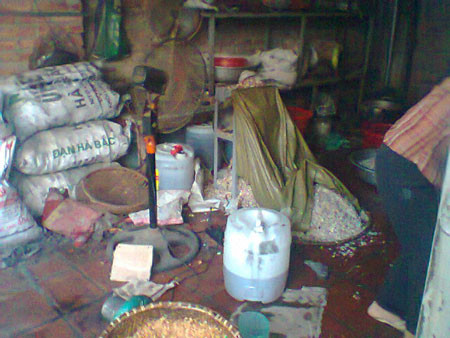 Dầu để phi hành không tem nhãn mác, hành tây được chất đống chờ biến thành hành củ phi thơm