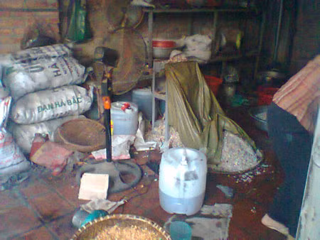 Dầu để phi hành không tem nhãn mác, hành tây được chất đống chờ biến thành hành củ phi thơm