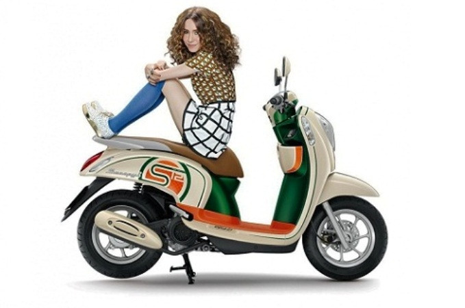 Honda Coopy i S12 Với thiết kế nhỏ gọn và "dễ thương", chiếc xe tay ga Honda Coopy i S12 vừa ra mắt tại Thái Lan có thể "hớp hồn" các teen nữ. Tuy nhiên, rất có thể nhiều người sẽ lầm tưởng mẫu xe này với chiếc Yamaha Mio đang được bán tại Việt Nam, tuy các chi tiết không thật sự giống nhau nhưng cũng dễ gây hiểu lầm vì kiểu dáng có nhiều tương đồng. Honda Coopy i S12 Với thiết kế nhỏ gọn và "dễ thương", chiếc xe tay ga Honda Coopy i S12 vừa ra mắt tại Thái Lan có thể "hớp hồn" các teen nữ. Tuy nhiên, rất có thể nhiều người sẽ lầm tưởng mẫu xe này với chiếc Yamaha Mio đang được bán tại Việt Nam, tuy các chi tiết không thật sự giống nhau nhưng cũng dễ gây hiểu lầm vì kiểu dáng có nhiều tương đồng.