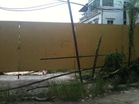 Dự án 409 Lĩnh Nam đóng cửa ngừng thi công hơn 1 năm nay. Ảnh P.T