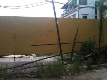 Dự án 409 Lĩnh Nam đóng cửa ngừng thi công hơn 1 năm nay. Ảnh P.T Dự án 409 Lĩnh Nam đóng cửa ngừng thi công hơn 1 năm nay. Ảnh P.T