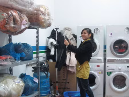 Các cửa hàng giặt quá tải những ngày giáp Têt.