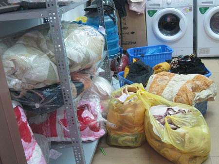 Quần áo, chăn ga ngày cuối năm chất đầy tiệm giặt