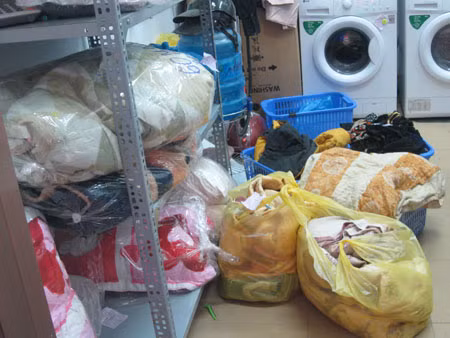 Quần áo, chăn ga ngày cuối năm chất đầy tiệm giặt