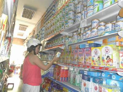 Các hãng sữa đánh vào tâm lý muốn con cao lớn, thông minh của người tiêu dùng. Ảnh minh hoa Các hãng sữa đánh vào tâm lý muốn con cao lớn, thông minh của người tiêu dùng. Ảnh minh hoa