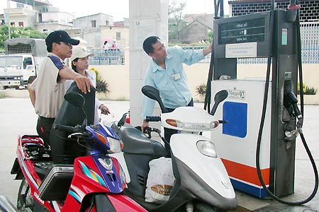 Các doanh nghiệp lãi khoảng 1.200-1.300 đồng/lít xăng dầu Các doanh nghiệp lãi khoảng 1.200-1.300 đồng/lít xăng dầu