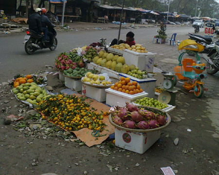 Giảm giá, hoa quả ngày Tết Nguyên tiêu vẫn vắng người mua...