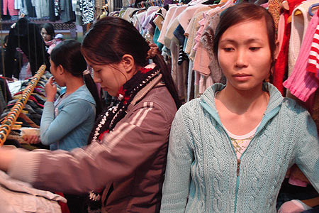 Chợ hàng thùng Đông Tác, Đống Đa, Hà Nội cũng là nơi khách dễ bị chửi Chợ hàng thùng Đông Tác, Đống Đa, Hà Nội cũng là nơi khách dễ bị chửi