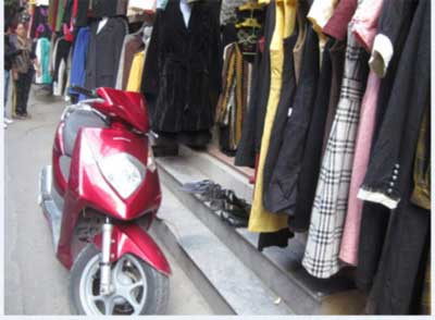 Đồ hàng thùng đòi hỏi khách phải chọn kỹ nhưng một số người bán hàng khó tính chê bôi khách không biết mua hàng thùng mà cũng "học đòi" Đồ hàng thùng đòi hỏi khách phải chọn kỹ nhưng một số người bán hàng khó tính chê bôi khách không biết mua hàng thùng mà cũng "học đòi"