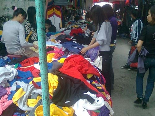 Chọn quần áo, hỏi giá mà không mua khách sẽ được nghe bài chửi như hát hay của người bán hàng Chọn quần áo, hỏi giá mà không mua khách sẽ được nghe bài chửi như hát hay của người bán hàng