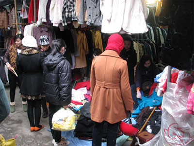 Nếu không phải khách quen của chợ, người mua đều bị đối xử như những người không biết xài đồ xịn Nếu không phải khách quen của chợ, người mua đều bị đối xử như những người không biết xài đồ xịn