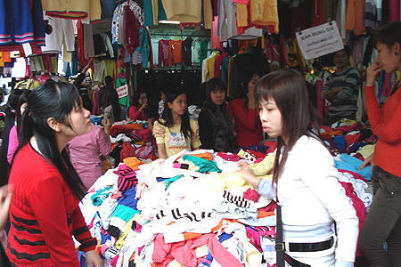 Chợ Ngã Tư Sở luôn được mệnh danh là chợ chửi bới, bất cứ khách hàng nào đến đây đều có thể bị chủ hàng chửi thậm tệ. Chợ Ngã Tư Sở luôn được mệnh danh là chợ chửi bới, bất cứ khách hàng nào đến đây đều có thể bị chủ hàng chửi thậm tệ.