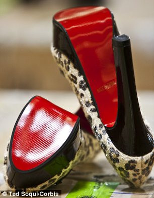 Christian Louboutin là một thương hiệu sản xuất giày được rất nhiều người nổi tiếng thích dùng.