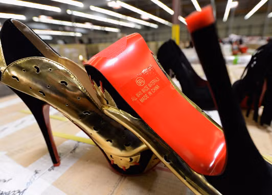 Dưới các đế giày đỏ này in nhãn hiệu Louboutin