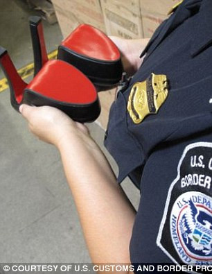 Tất cả những đôi giày do Christian Louboutin sản xuất đều có đế sơn đỏ.