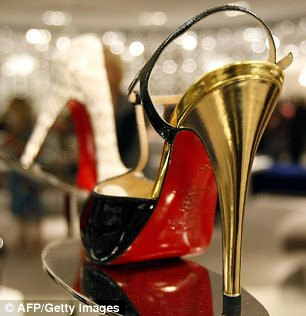 Giày Christian Louboutin rẻ nhất cũng có giá 800 USD/đôi.