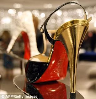 Giày Christian Louboutin rẻ nhất cũng có giá 800 USD/đôi.