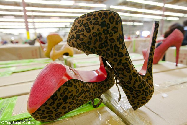 Ông Ruiz cũng cho biết, những đôi giày giả có tổng giá trị 57.490 USD này, nếu nhập vào Mỹ trót lọt, có thể được bán với giá lên tới 18 triệu USD.