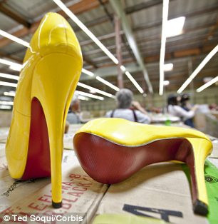 Người mua sẽ khó có thể nhận ra chúng là hàng giả và dễ bị đánh lừa rằng họ đang mua một sản phẩm chính hãng được giảm giá.