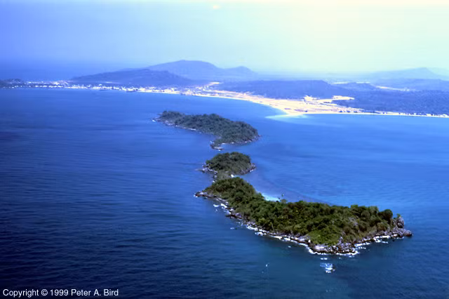 Bên trong những dãy núi trùng điệp là những con sông dòng suối quanh năm uốn lượn đổ ra biển khơi.