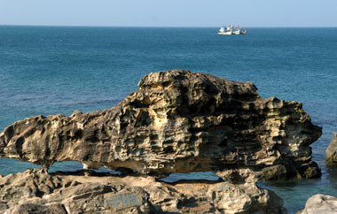 Dinh Cậu còn có tên gọi là Miếu thờ Long Vương, một cảnh đẹp kỳ thú được tạo nên từ ghềnh đá và biển. Do nằm trên mũi đá nên tại đây chỉ trồng được dương và cây xộp, có niên đại trên 100 năm.