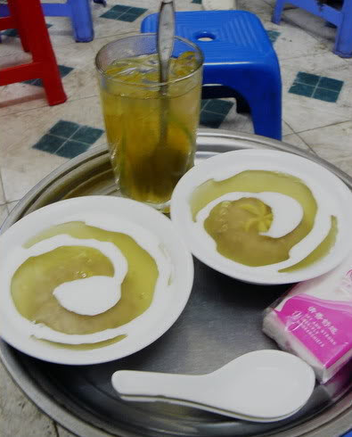 Chè Đào Duy Từ, món chè ở đây chỉ với 5 loại chè: chuối, khoai, bắp, nếp cẩm, chân châu nhưng mỗi bát chè đều được sắp đặt như một bức vẽ xinh xắn khiến người ăn phải trầm trồ thích thú nếu lần đầu được thưởng thức.