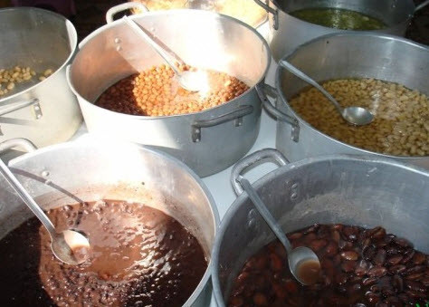 Chè Mười Sáu Ngô Thì Nhậm đây là một quán chè cổ truyền bình dị với những món dân dã quen thuộc như: chè đỗ đen, đỗ xanh, sen, bánh trôi, bánh chay, cốm xào, chè kho...