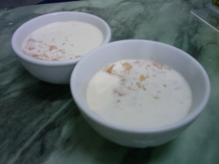 Chè xoài Hàng Than Chè được chế biến từ những quả xoài chín vàng, ép nước một nửa, lấy phần thịt còn lại xắt hạt lựu, rồi đem nấu đông bằng rau câu.