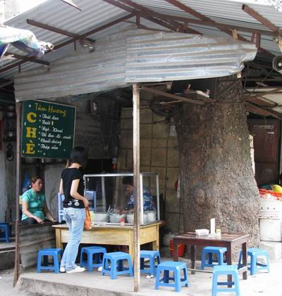 Chè Thái Hồ Đắc Di món chè Thái thập cẩm ngọt mát, có đủ vị như ngô, khoai, chuối, hạt lựu, sương sa...